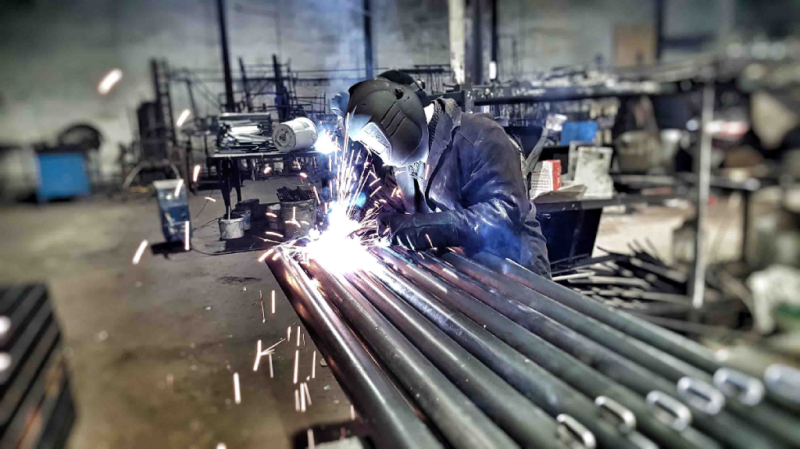 Какие материалы используют при изготовлении уличного спортивного оборудования в Геническе?